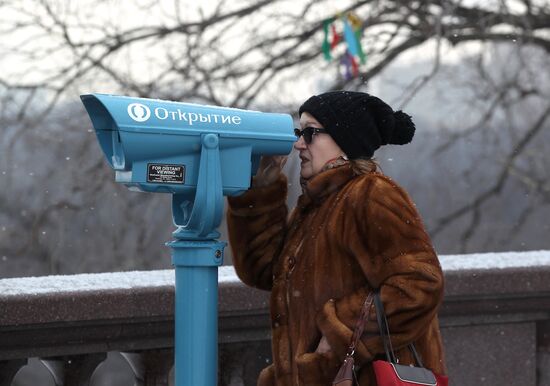 Стационарные бинокли установлены на Воробьевых горах в Москве