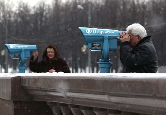 Стационарные бинокли установлены на Воробьевых горах в Москве