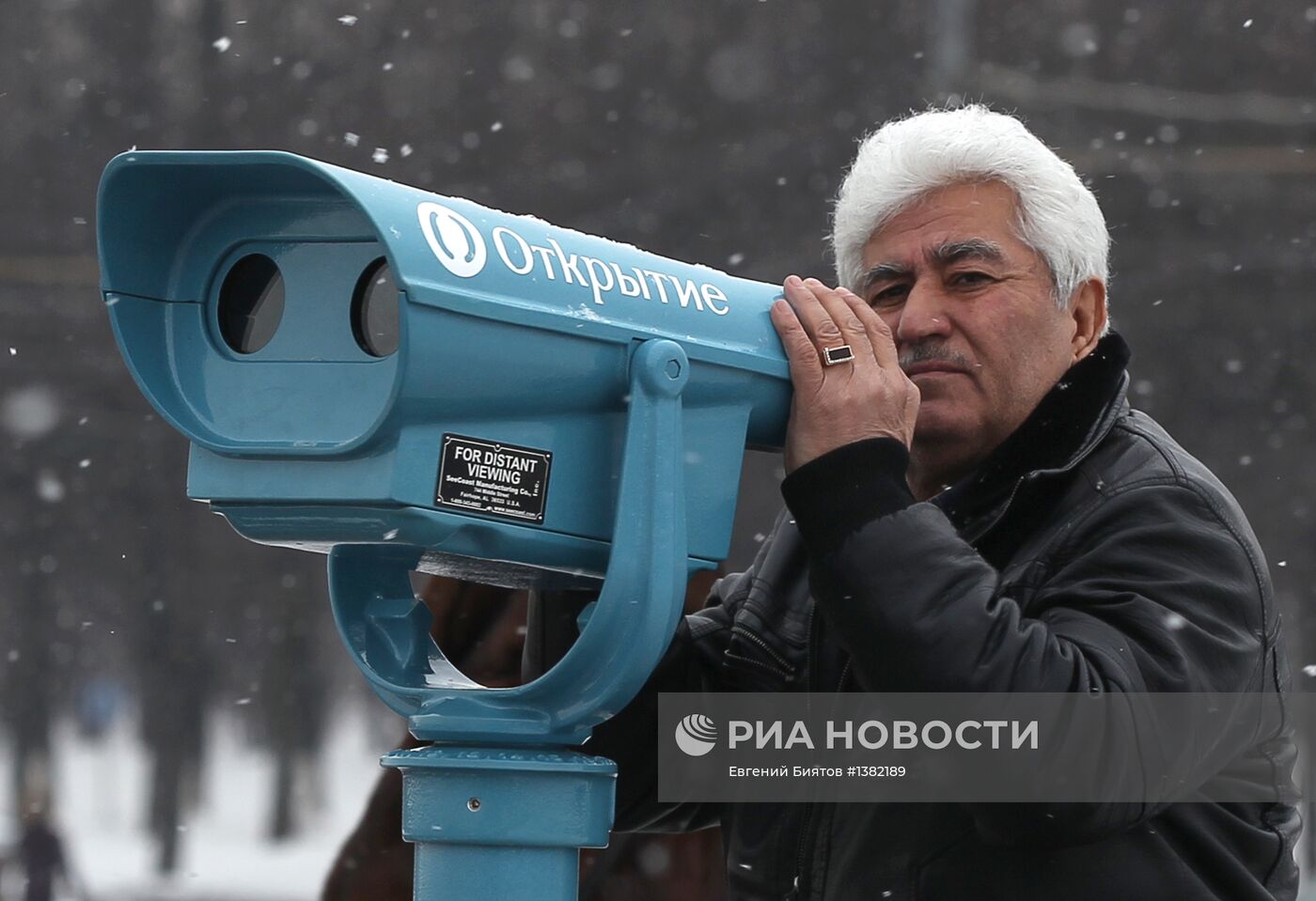 Стационарные бинокли установлены на Воробьевых горах в Москве