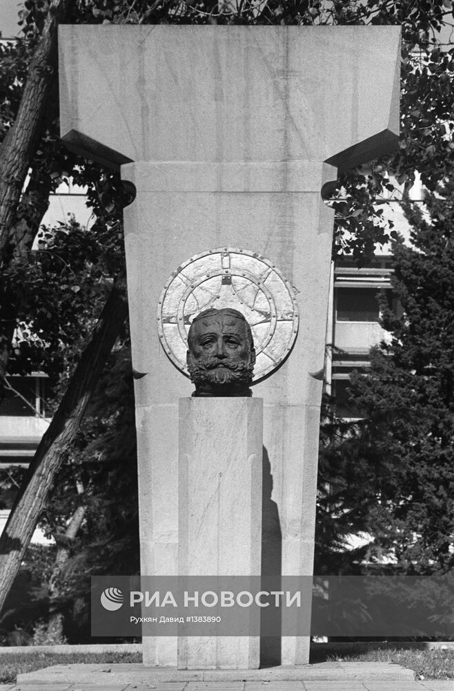 Памятник поэту Илье Чавчавадзе в Тбилиси