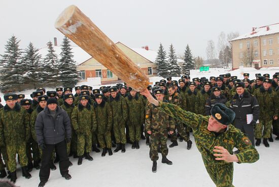 Празднование масленицы во внутренних войсках Белоруссии