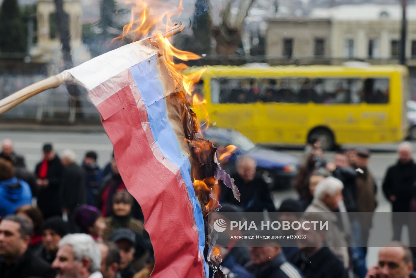В центре Тбилиси сожгли российский флаг