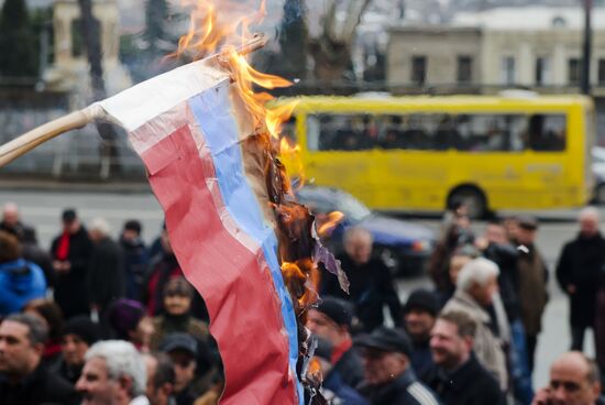 В центре Тбилиси сожгли российский флаг