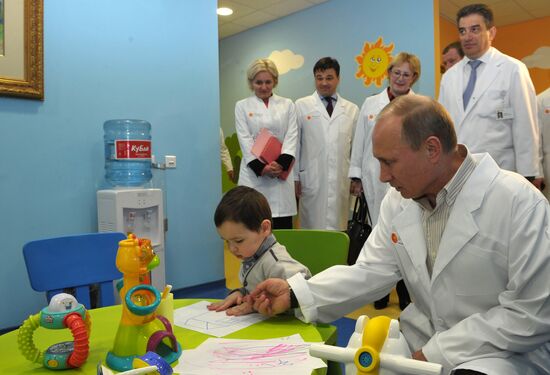 В.Путин посетил госпиталь "Лапино" в Подмосковье