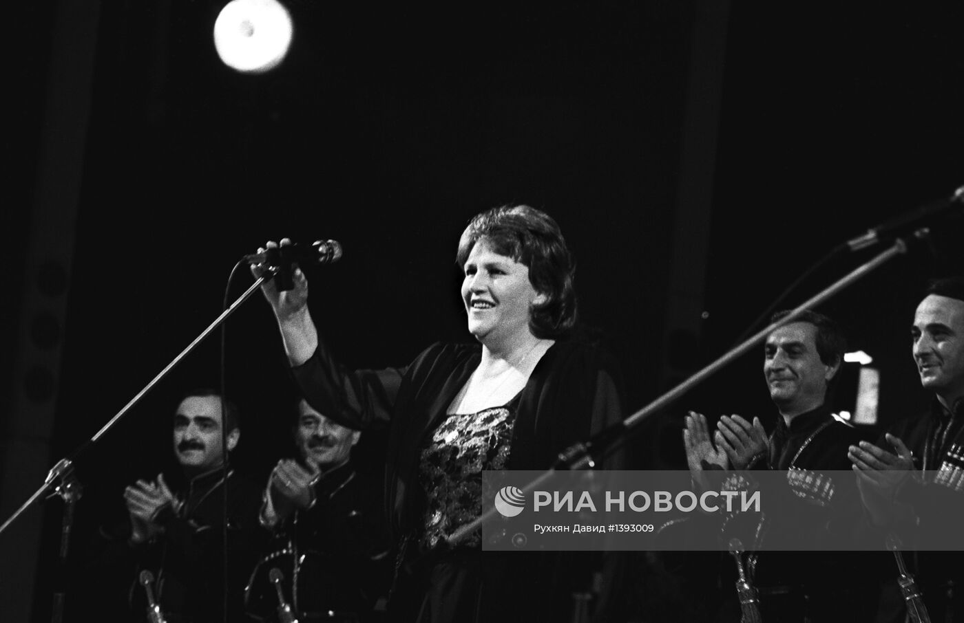 Актриса Нонна Мордюкова и мужской хор "Гори"