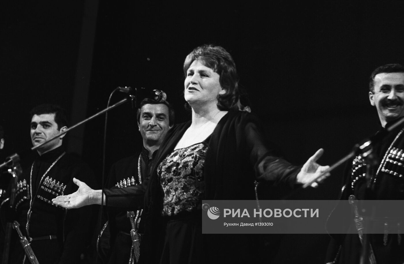 Актриса Нонна Мордюкова и мужской хор "Гори"