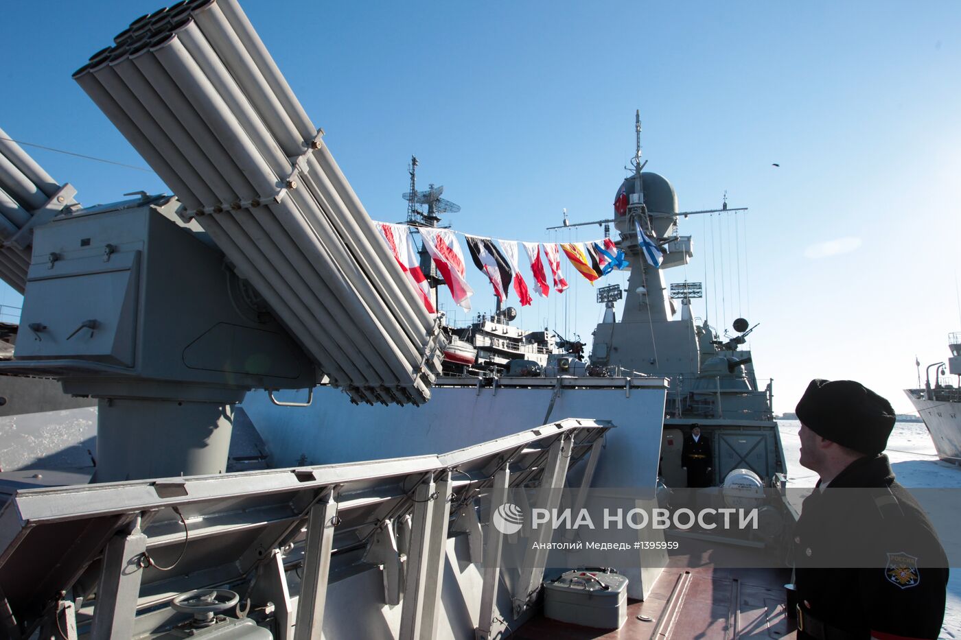 Подъем флага на малом артиллерийском корабле "Махачкала"