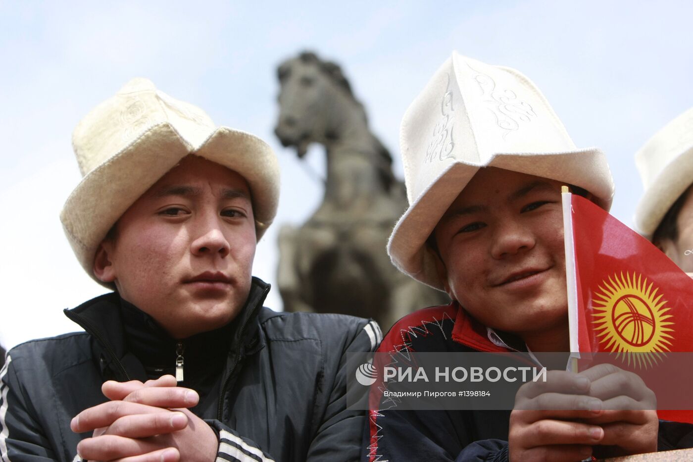 День государственного флага и День белого колпака в Киргизии