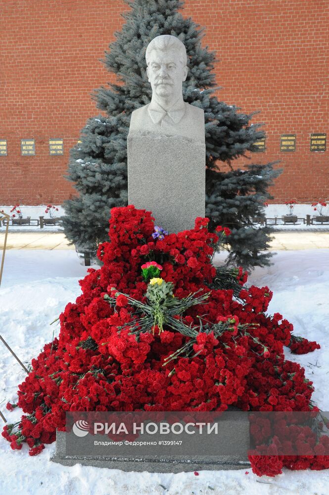 Возложение цветов к могиле И.В.Сталина у Кремлевской стены