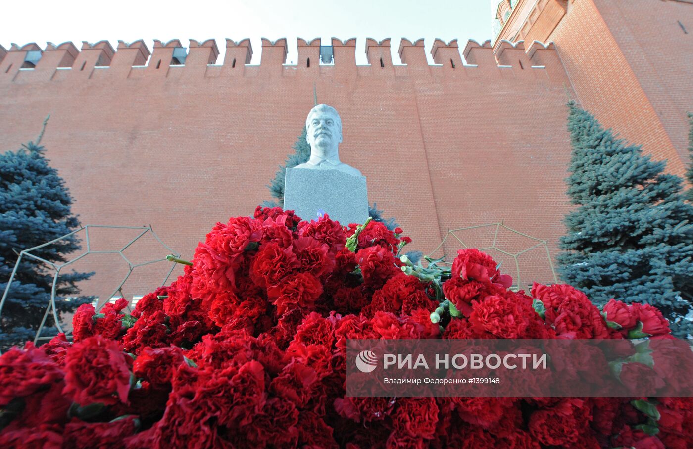 Возложение цветов к могиле И.В.Сталина у Кремлевской стены