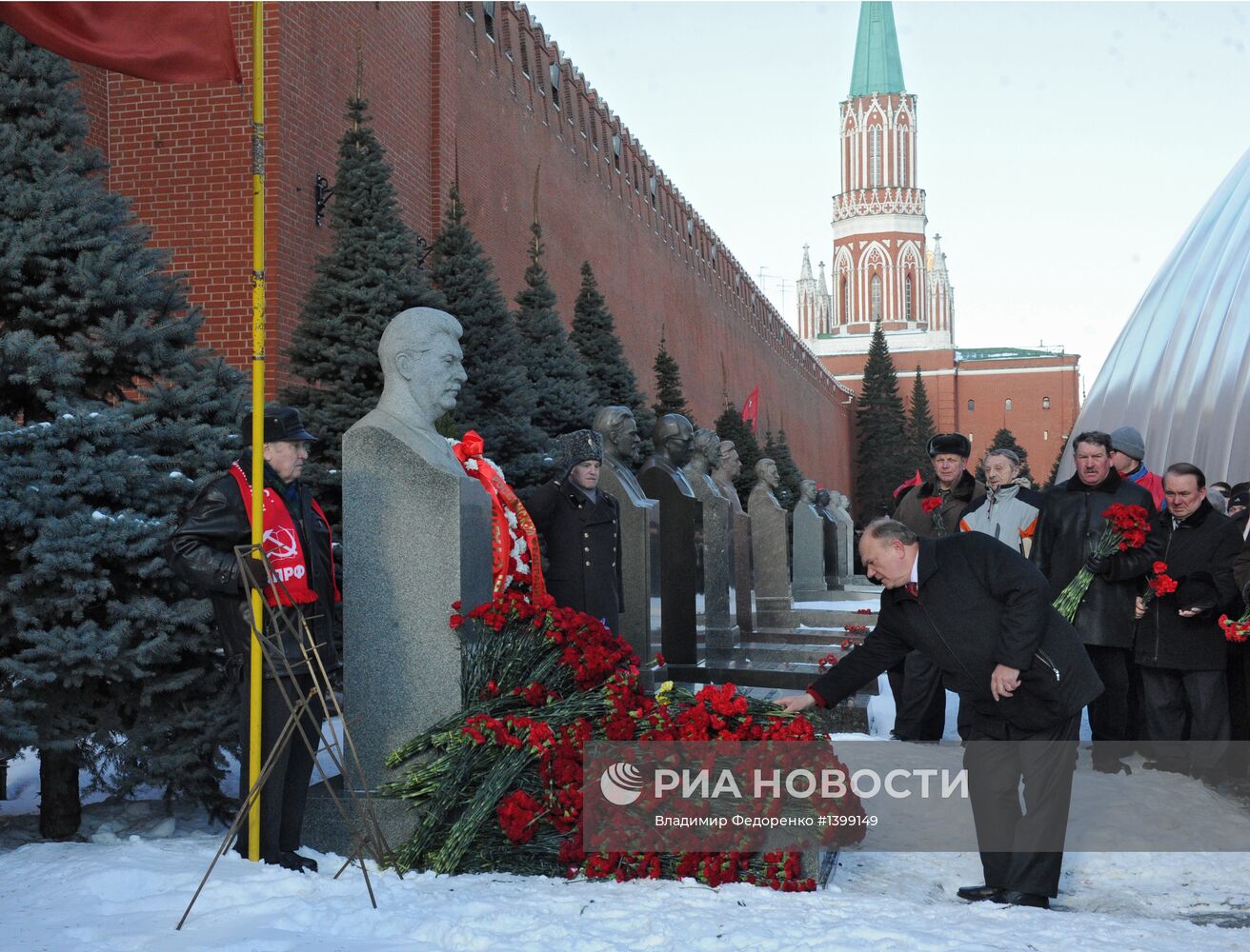 Возложение цветов к могиле И.В.Сталина у Кремлевской стены
