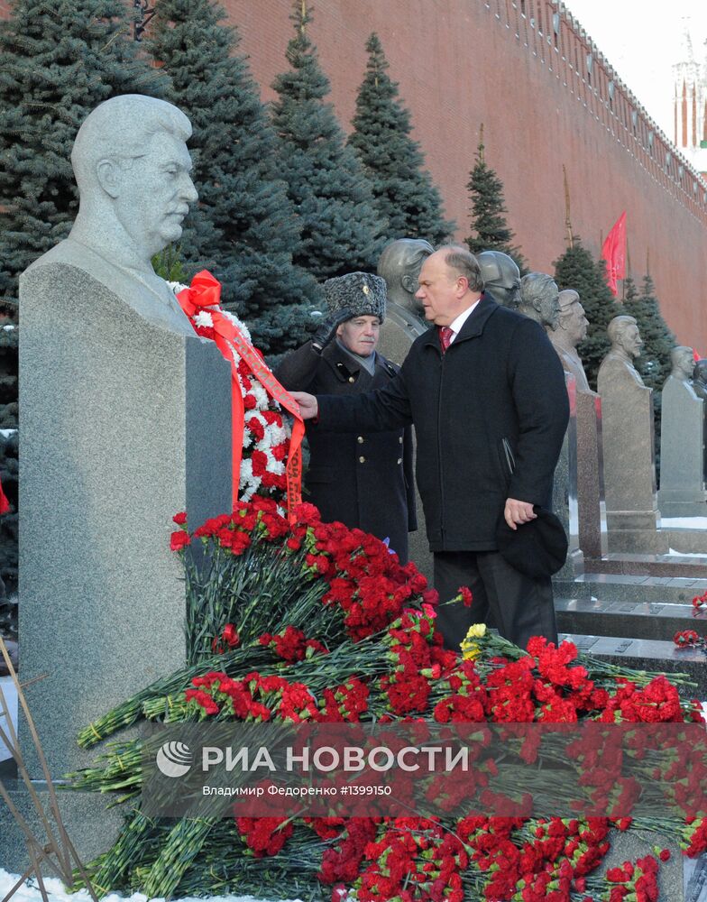 Возложение цветов к могиле И.В.Сталина у Кремлевской стены