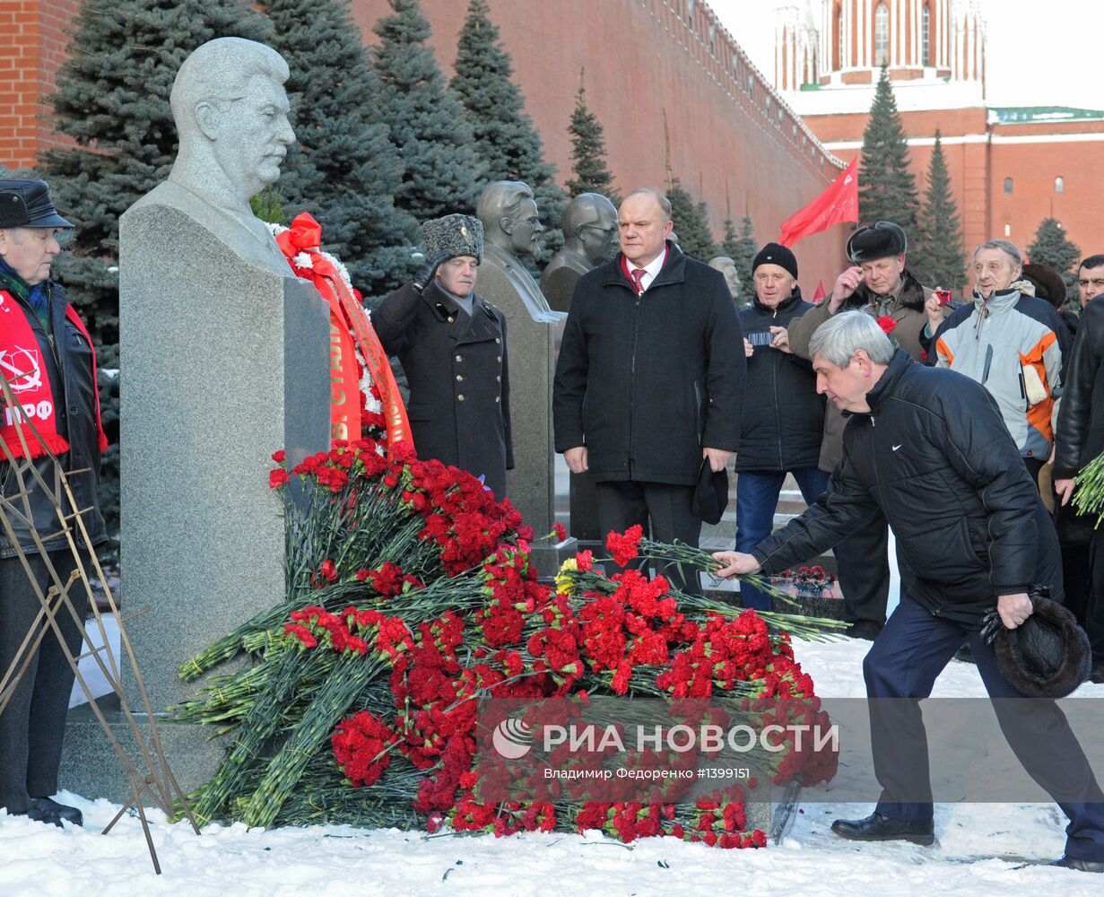 Возложение цветов к могиле И.В.Сталина у Кремлевской стены