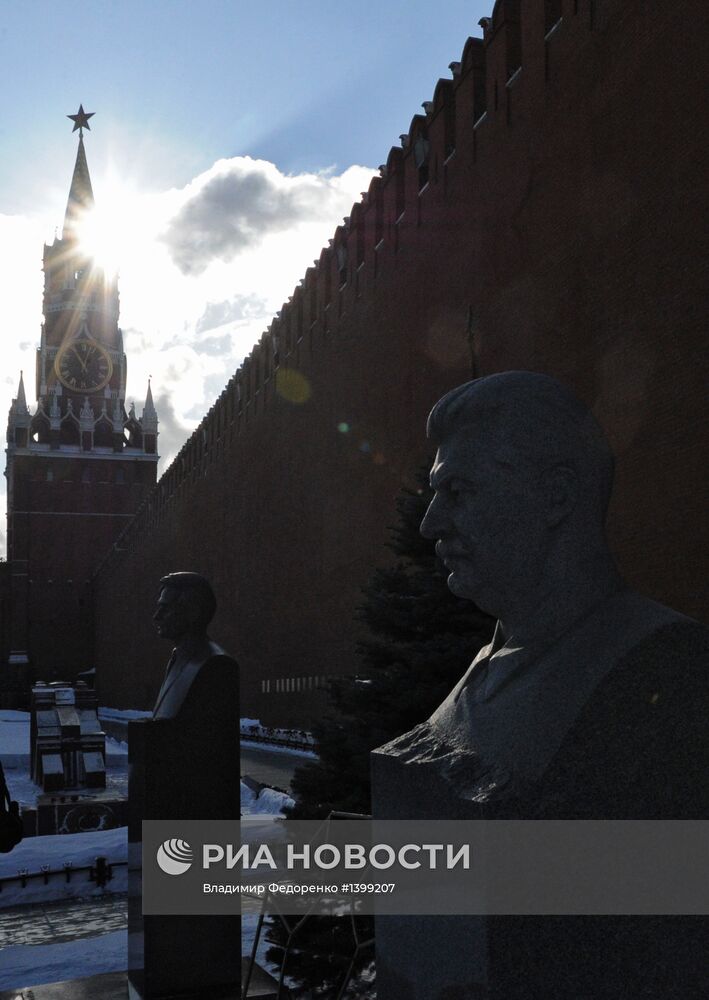 Возложение цветов к могиле И.В.Сталина у Кремлевской стены