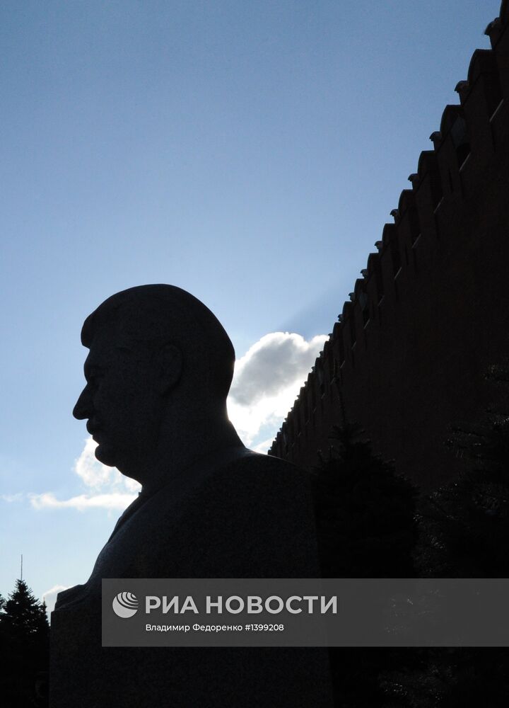 Возложение цветов к могиле И.В.Сталина у Кремлевской стены