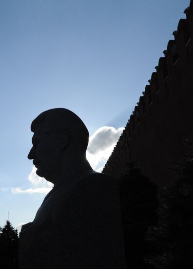 Возложение цветов к могиле И.В.Сталина у Кремлевской стены