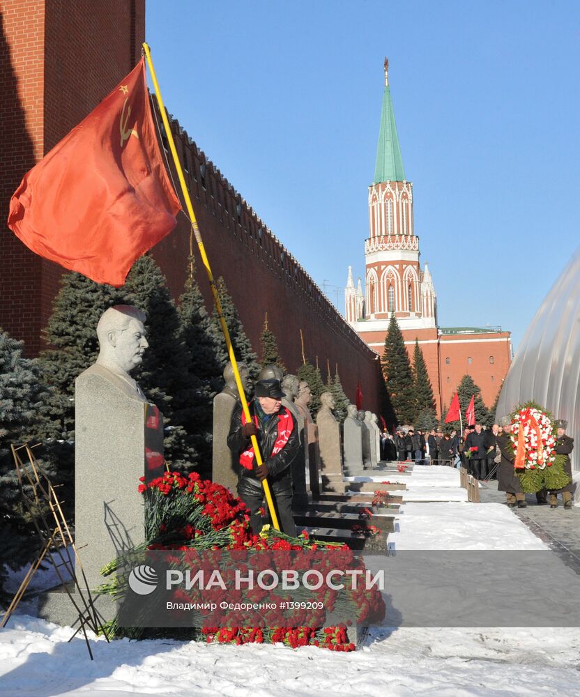 Возложение цветов к могиле И.В.Сталина у Кремлевской стены