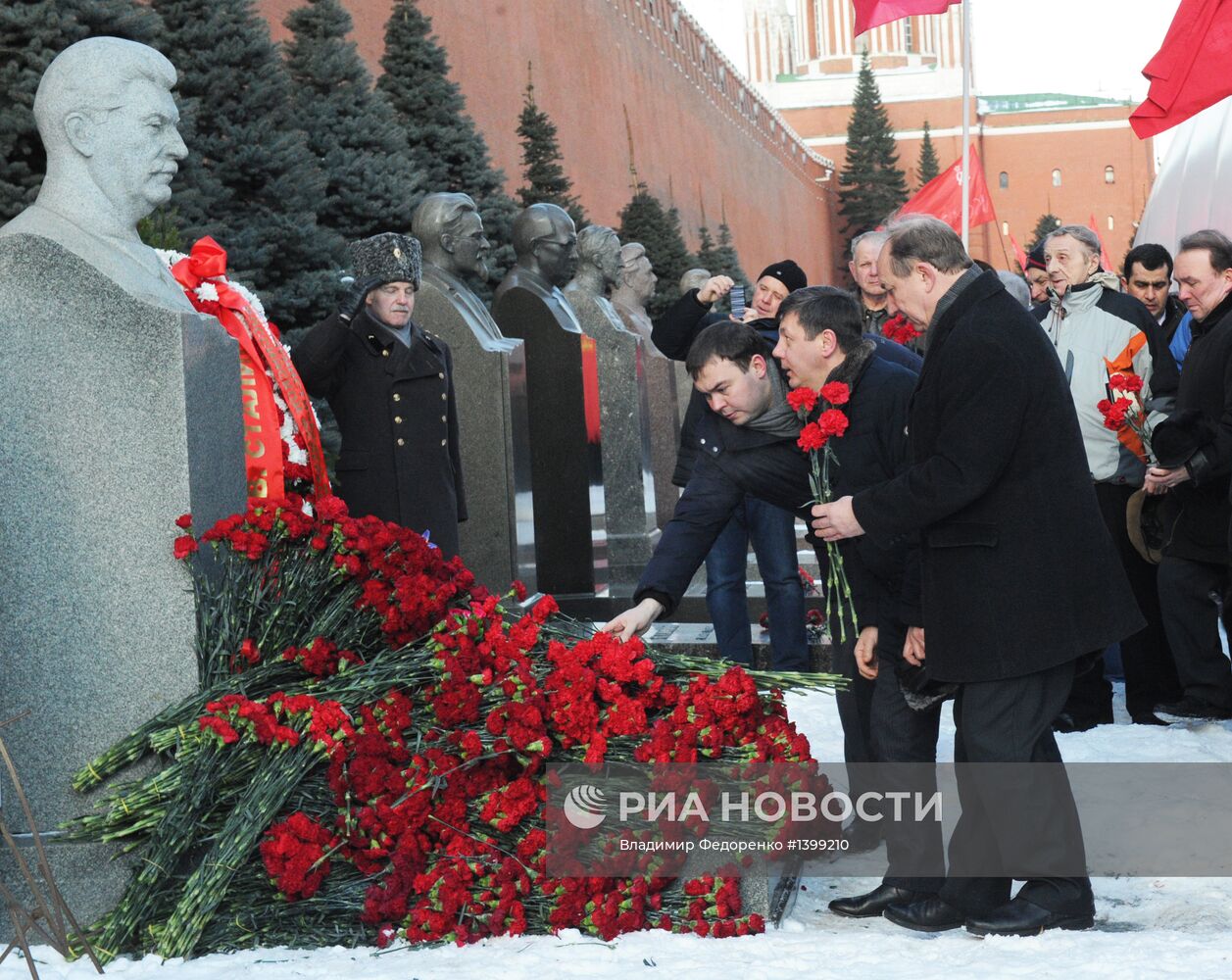 Возложение цветов к могиле И.В.Сталина у Кремлевской стены