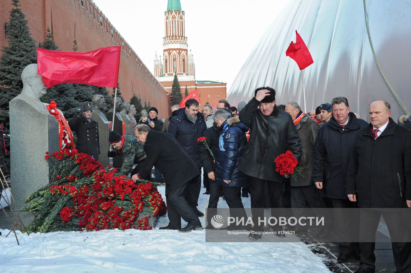 Возложение цветов к могиле И.В.Сталина у Кремлевской стены