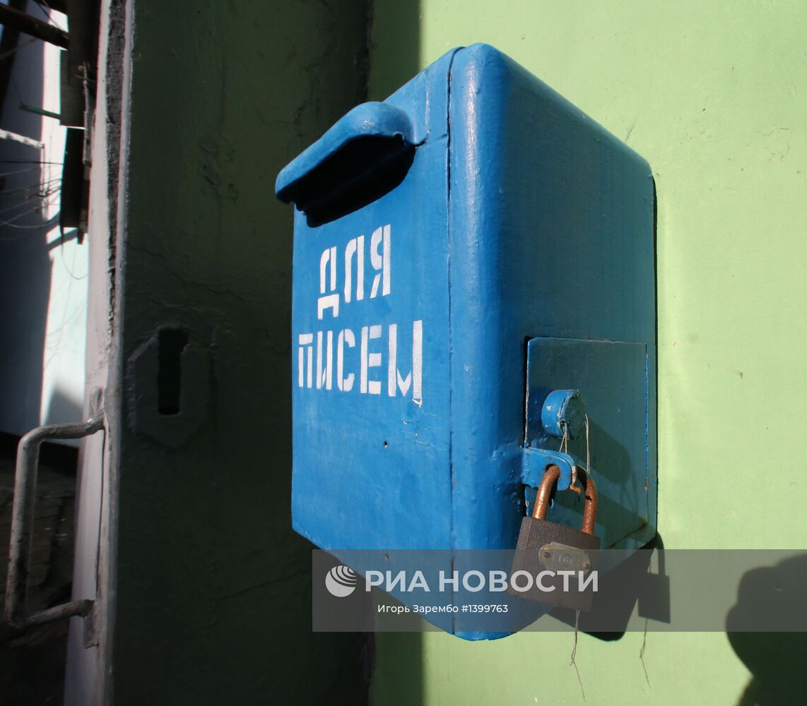 Почтовый ящик во дворе колонии общего режима № 7, расположенной в Тевтонском замке XIV века "Тапиау" в Гвардейске. Замок планируется передать в собственность Калининградской области и сделать его туристическим объектом. Место: Россия, Калининградская область. Автор: Игорь Зарембо/РИА Новости. Тюрьма в замке Тапиау в Калининградской области