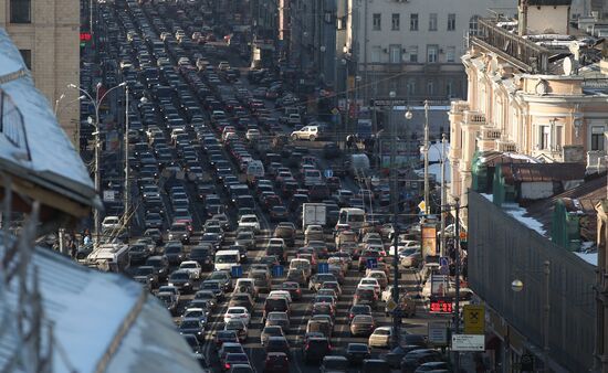 Автомобильные пробки на Тверской в Москве