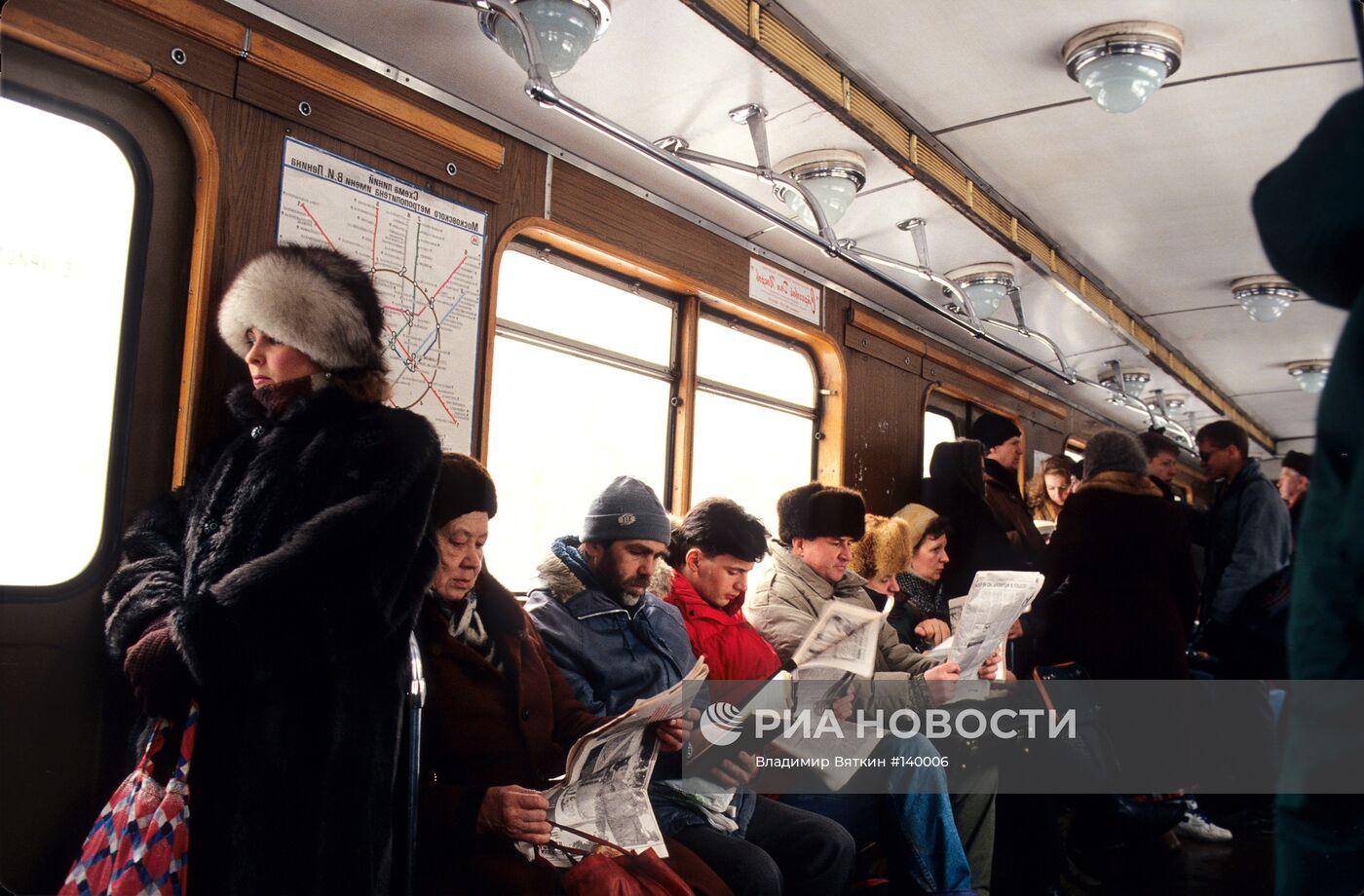 МЕТРО ПАССАЖИРЫ ПОЕЗД ВАГОН