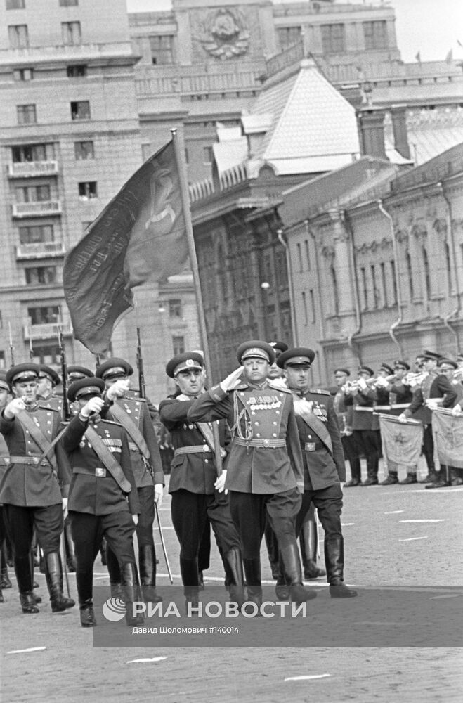 ПАРАД 20-ЛЕТИЕ ПОБЕДЫ ЗНАМЯ ПОБЕДЫ