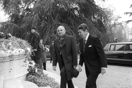 М. Горбачев и Р. Рейган во время встречи на высшем уровне в Жене