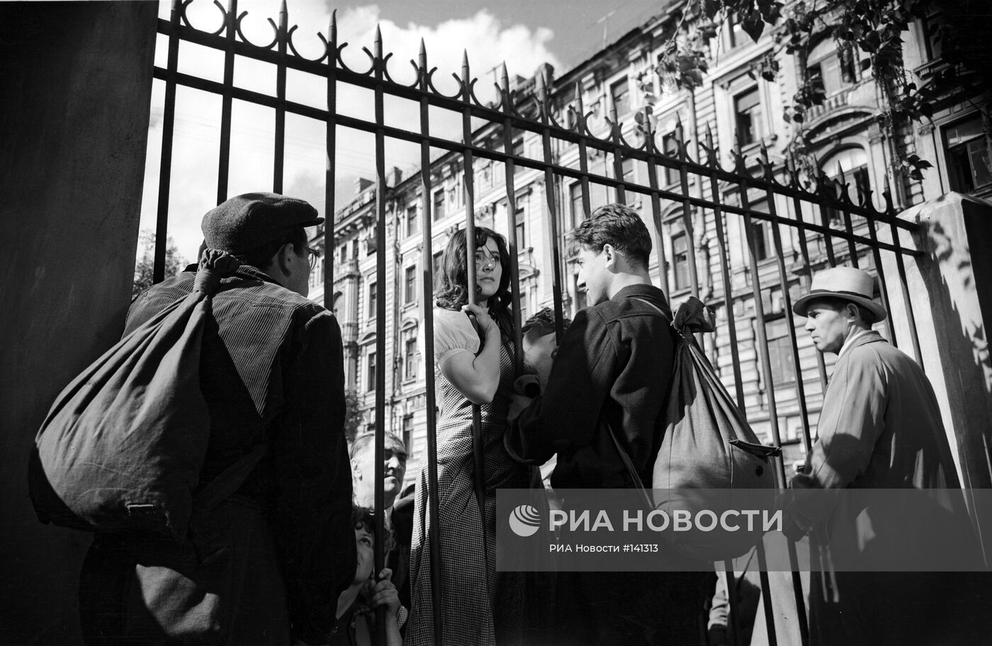 Кадр из фильма "Летят журавли"