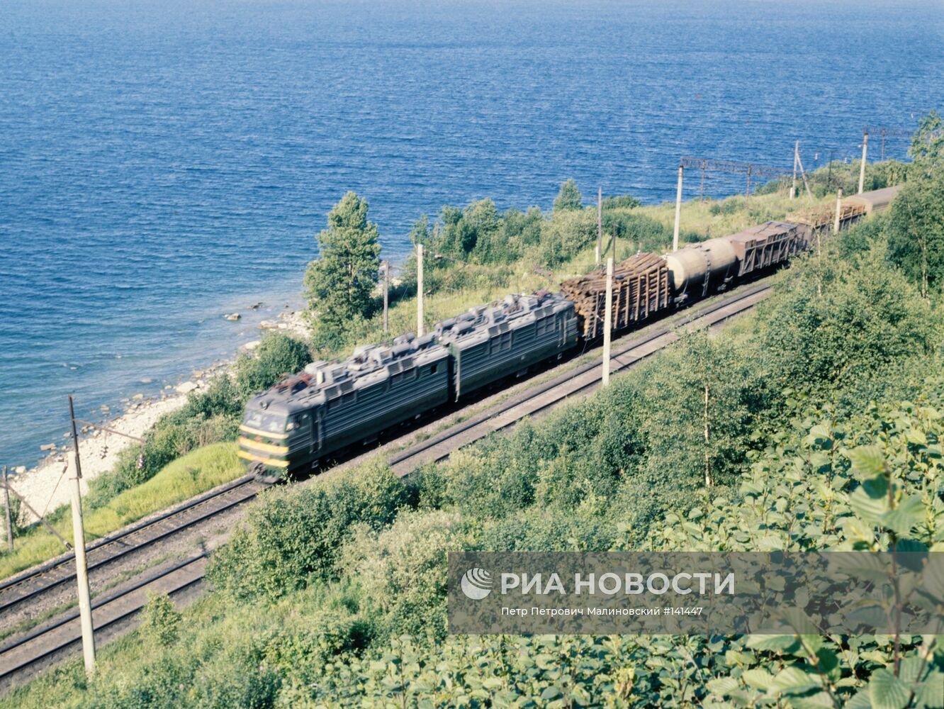 Железная дорога вдоль берега Байкала