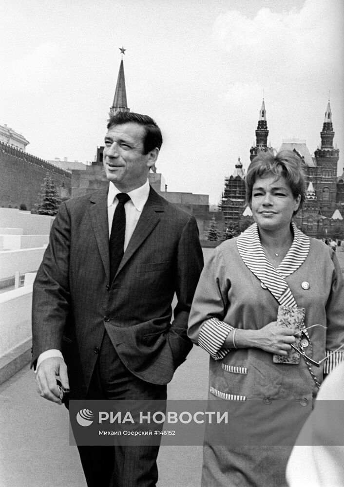 И.Монтан и С.Синьоре на Красной площади в Москве