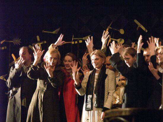 СПЕКТАКЛЬ "ВИШНЕВЫЙ САД" СЦЕНА