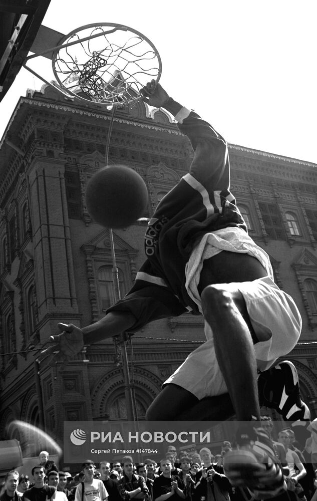 Международные юношеские соревнования по уличному баскетболу на Манежной площади