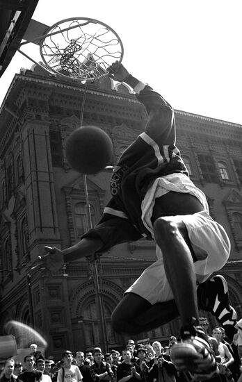 Международные юношеские соревнования по уличному баскетболу на Манежной площади