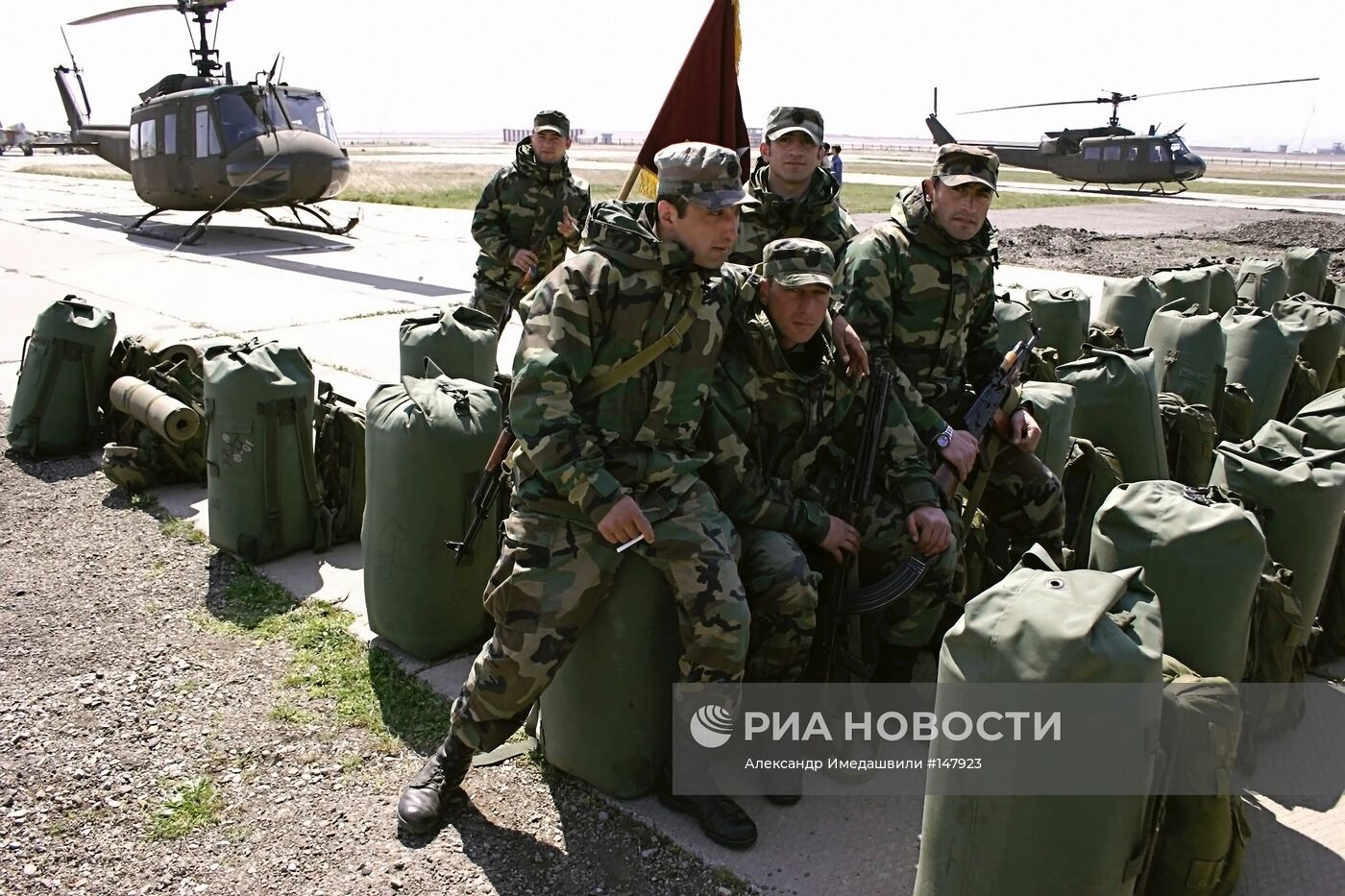 Грузинские военнослужащие перед отправкой в Ирак