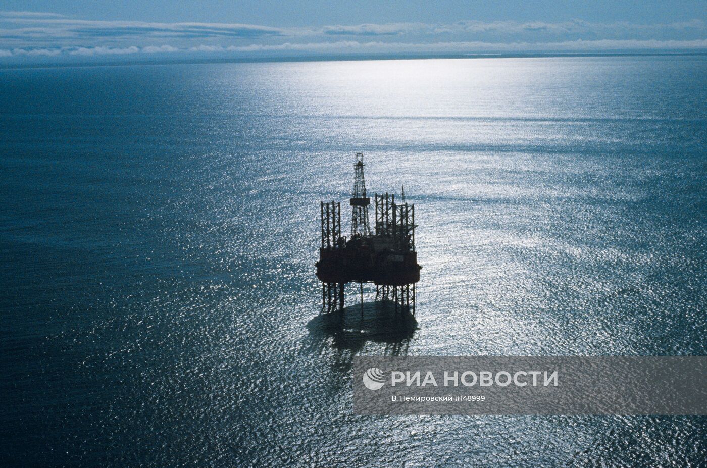 Плавучая буровая установка "Оха" в Охотском море