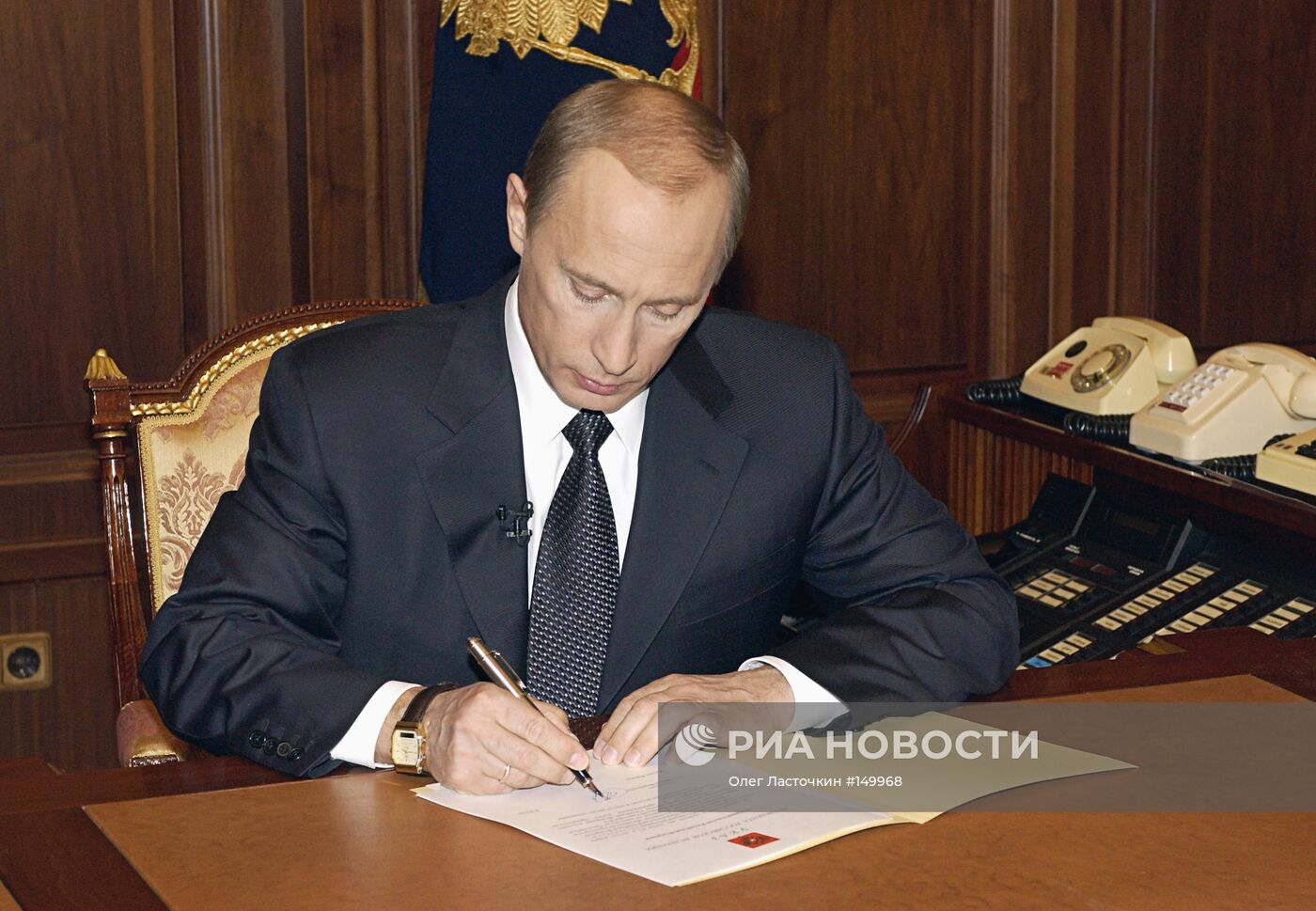 Владимир Путин подписывает Указ