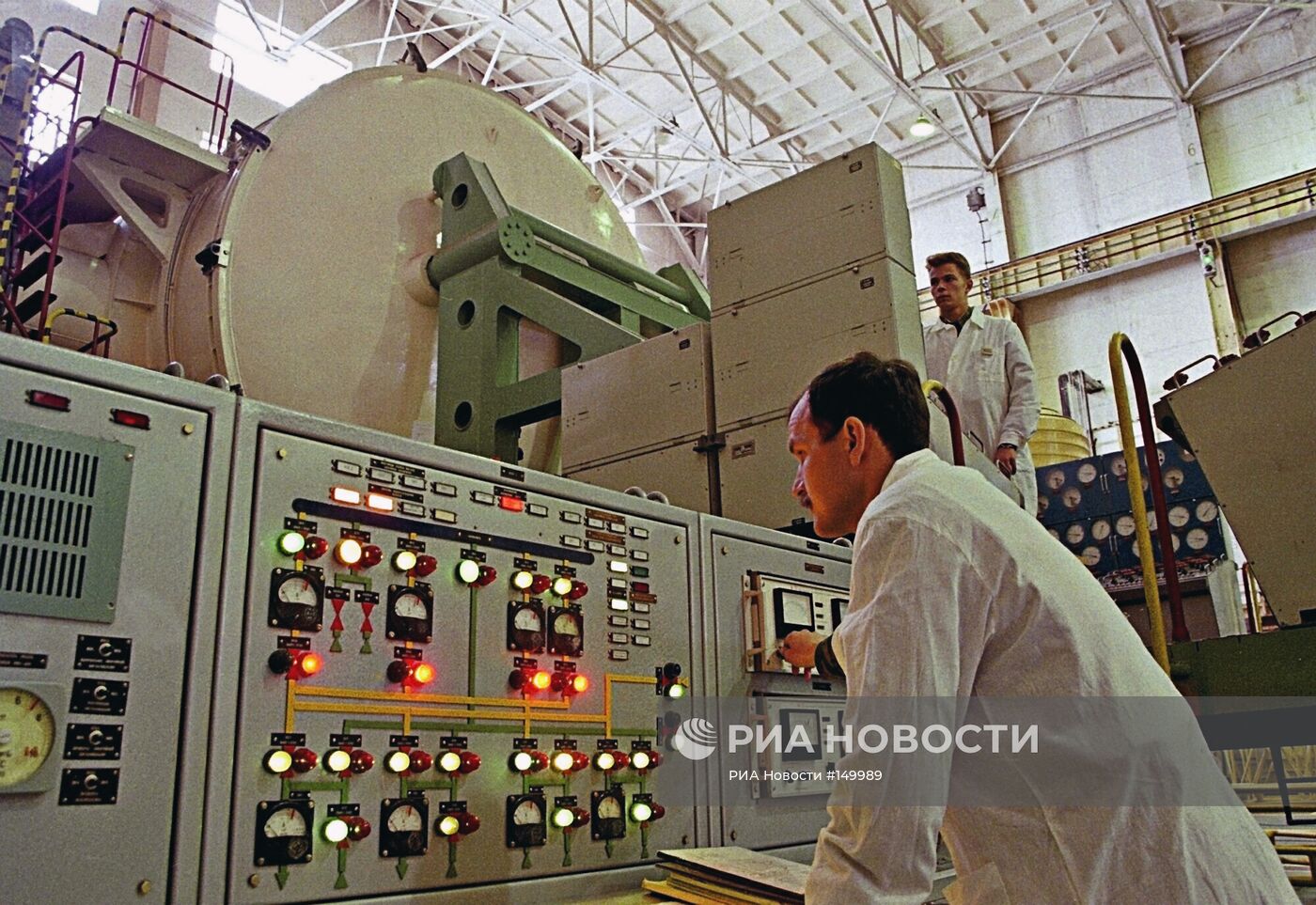 Проверка космического аппарата на космодроме Плесецк