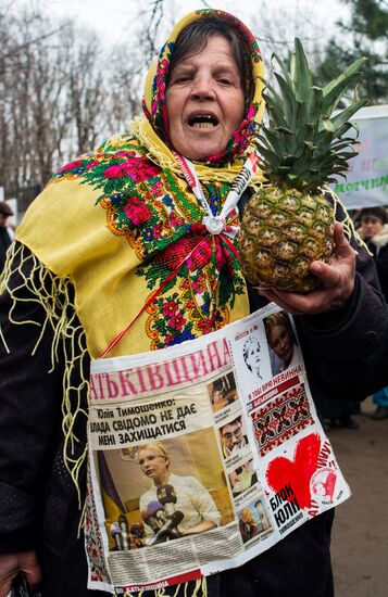 Ю.Тимошенко поздравили с 8 марта возле ЦКБ