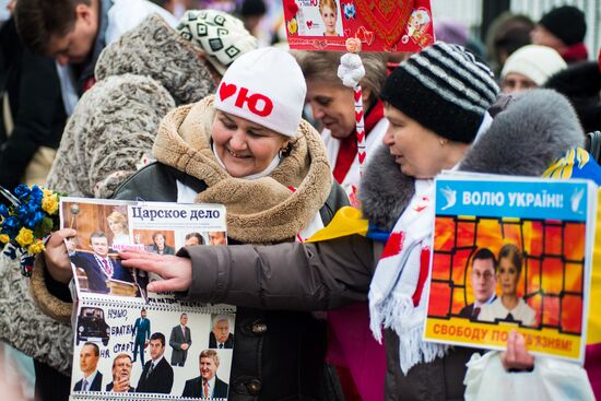 Ю.Тимошенко поздравили с 8 марта возле ЦКБ
