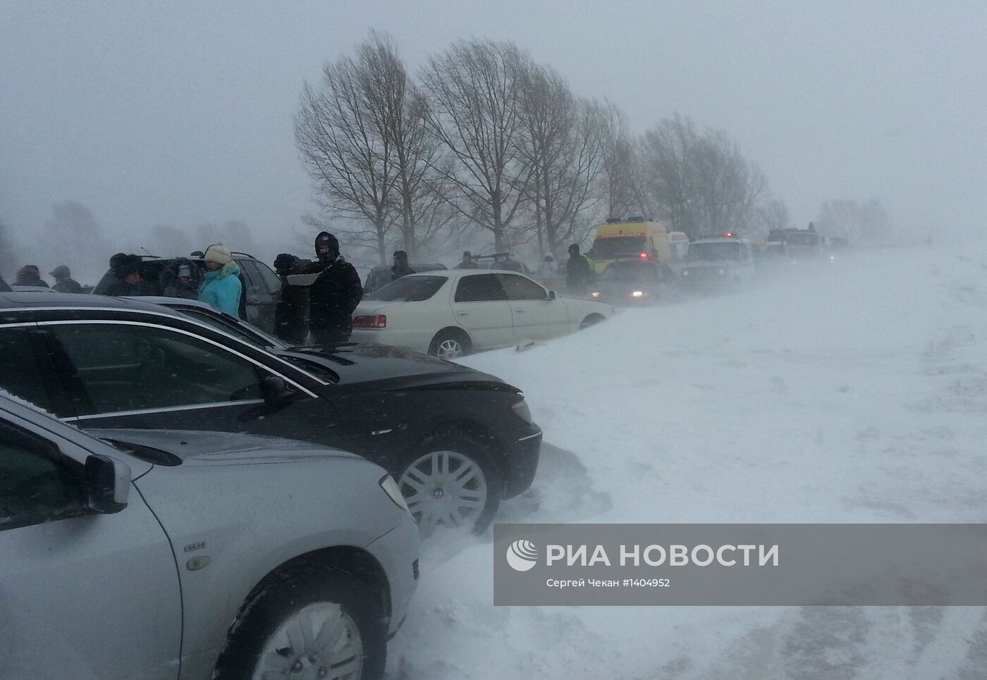 Снегопад в Новосибирской области парализовал движение на трассах