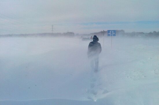 Снегопад в Новосибирской области парализовал движение на трассах
