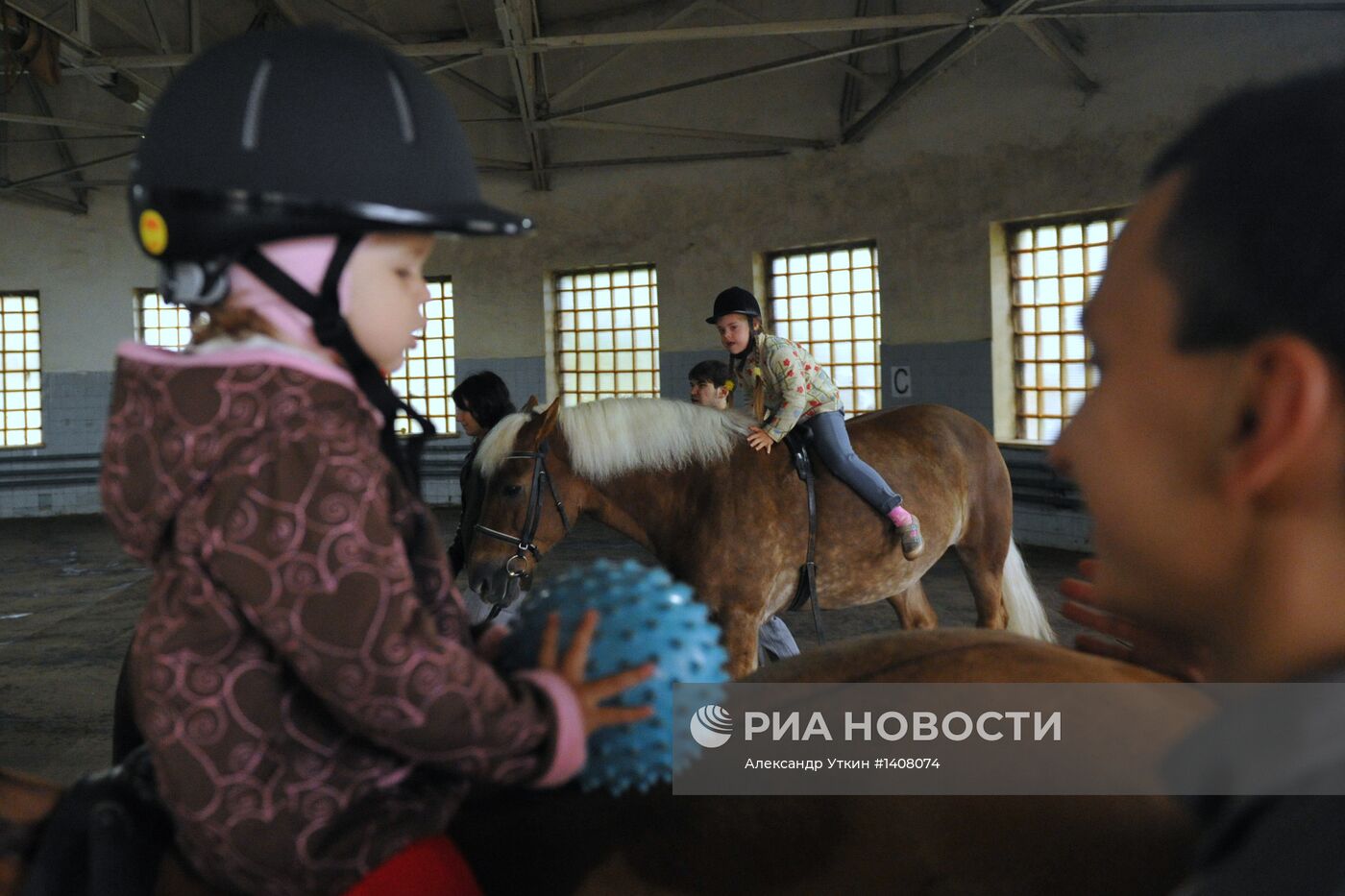 Занятия иппотерапией для детей в Московском конно-спортивном клу