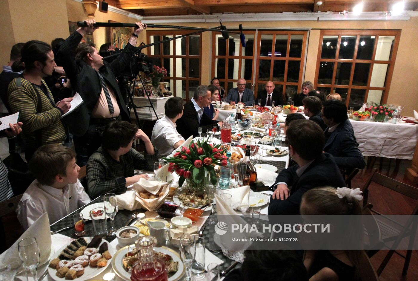 В.Путин поздравил семью Михалковых со 100-летием С.Михалкова
