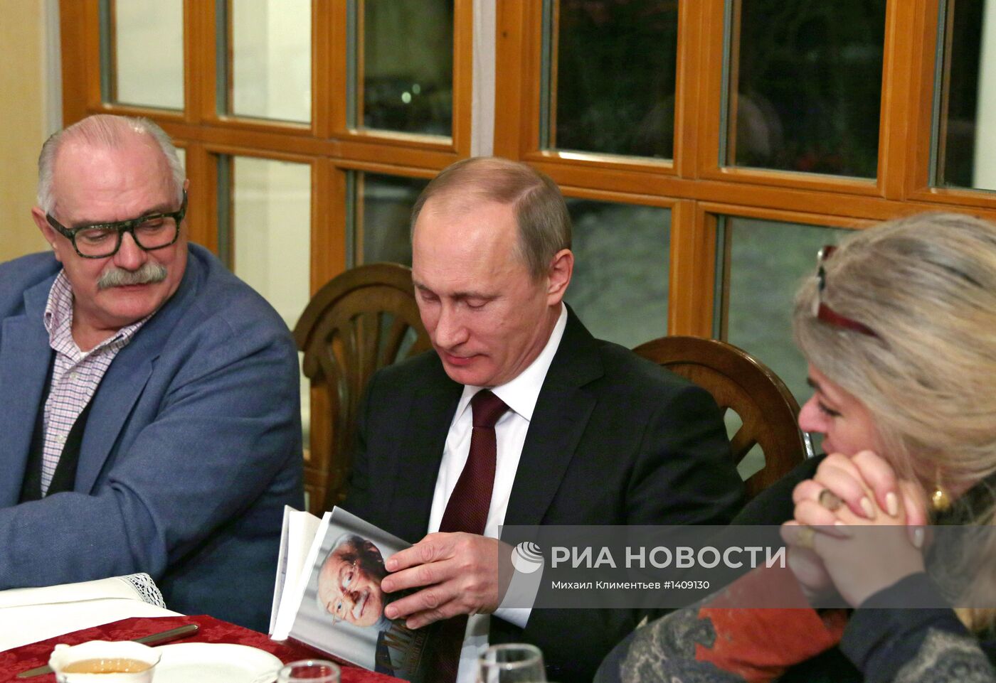 В.Путин поздравил семью Михалковых со 100-летием С.Михалкова