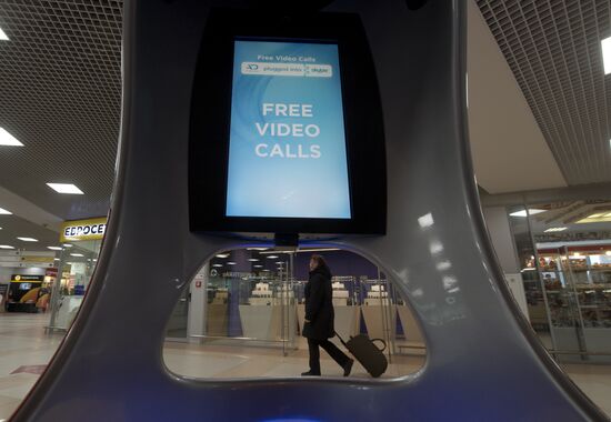 В Шереметьево установили бесплатные Skype-кабинки