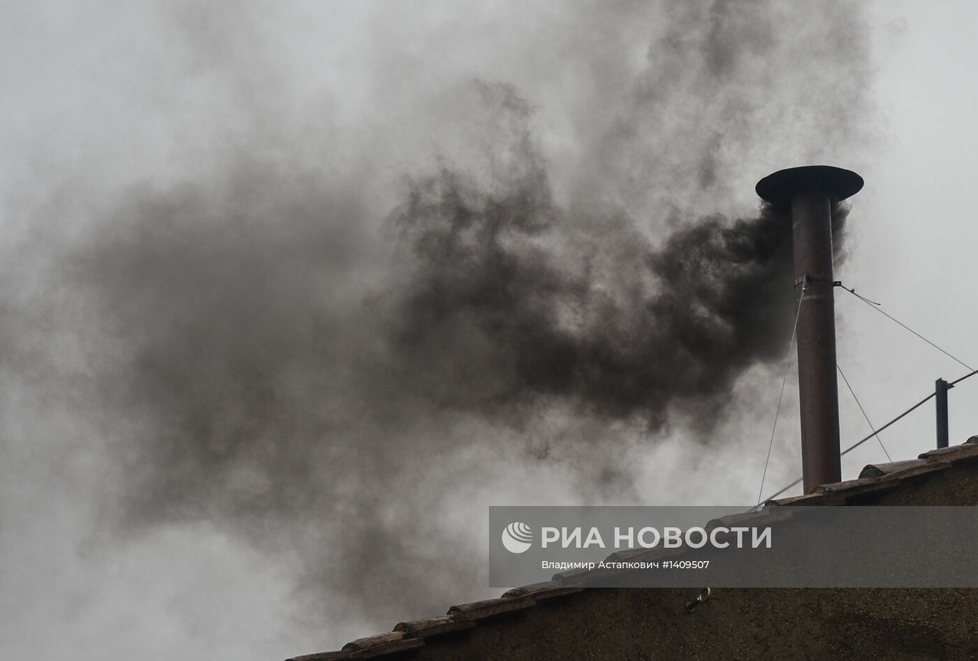 Черный дым из трубы на крыше Сикстинской капеллы в Ватикане