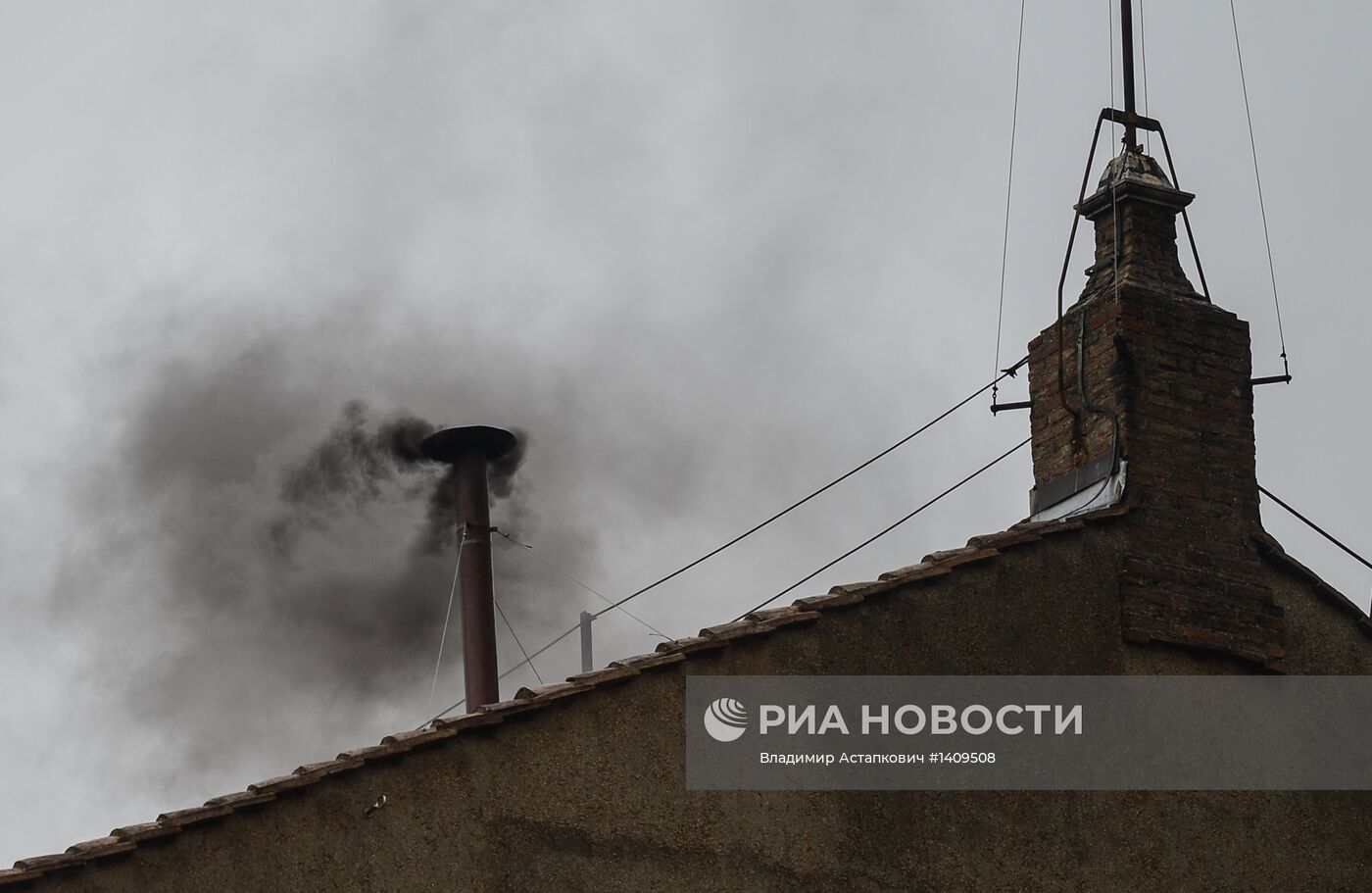 Черный дым из трубы на крыше Сикстинской капеллы в Ватикане