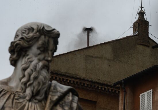 Черный дым из трубы на крыше Сикстинской капеллы в Ватикане