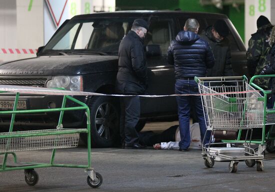 Адвокат убит на парковке торгового центра в Москве
